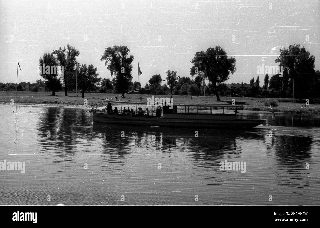 Wroc³aw, 1948-08.Wystawa Ziem Odzyskanych (21 lipca-31 paŸdziernika).NZ. rejs po Odrze, zorganizowany dla zwiedzaj¹cych wystawê. ka PAP Dok³adny dzieñ wydarzenia nieustalony.Wroclaw, août 1948.L'exposition des territoires regagnés (juillet 21-octobre 31).Photo : une croisière sur la rivière Odra organisée pour les visiteurs de l'exposition. ka PAP Banque D'Images
