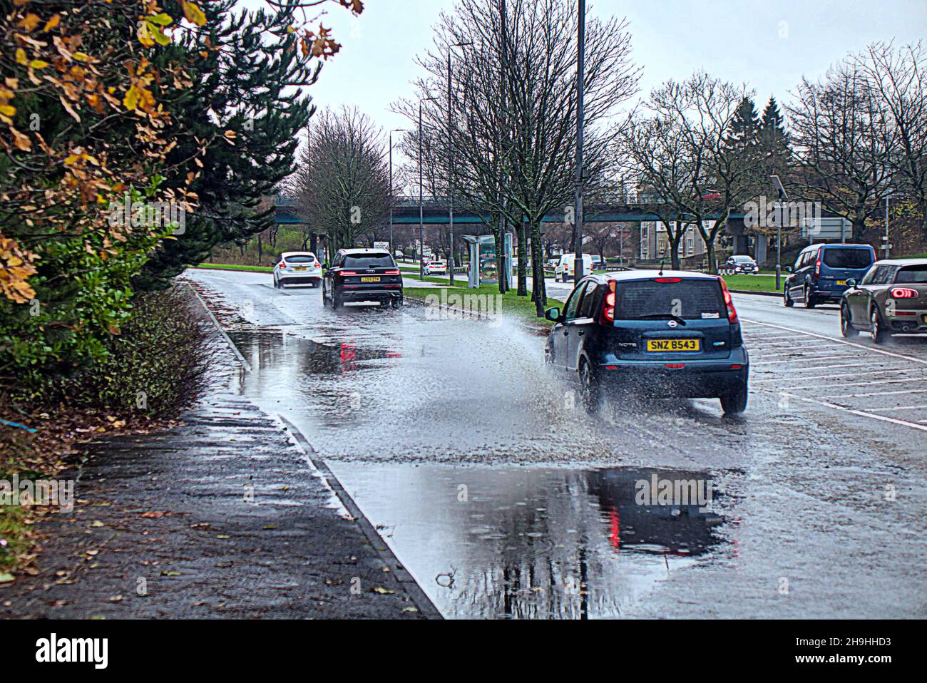 Glasgow, Écosse, Royaume-Uni 7 décembre 2021.Météo au Royaume-Uni : la tempête Barra a entraîné vent et pluie et aucune visibilité sur le nord de la ville avec des conditions de conduite dangereuses et des inondations sur la grande route occidentale.Crédit Gerard Ferry/Alay Live News Banque D'Images