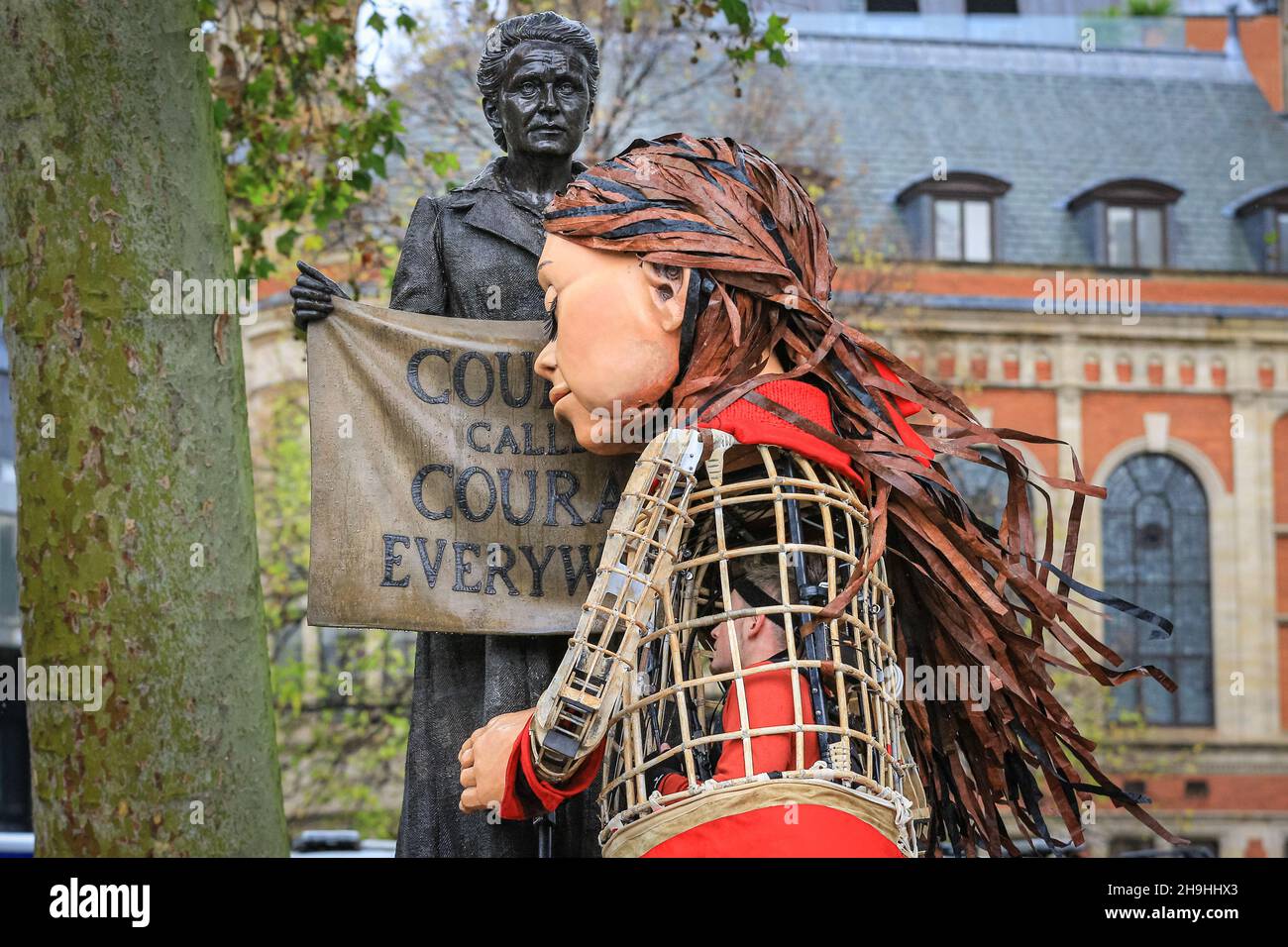 Westminster, Londres, Royaume-Uni.7 décembre 2021.Little Amal embrasse la statue de Millicent Fawcettt sur la place du Parlement.Little Amal, la marionnette géante qui représente une petite fille réfugiée, est de retour aujourd'hui dans le centre de Londres et hors du Parlement pour soutenir une protestation contre le projet de loi sur la nationalité et les frontières, qui pourrait potentiellement créer des obstacles aux réfugiés et autres demandeurs d'asile dans le système d'asile du Royaume-Uni.La marionnette avait été sur un long voyage de migrants de la Syrie au Royaume-Uni avec de nombreuses apparitions cet été et cet automne.Credit: Imagetraceur/Alamy Live News Banque D'Images