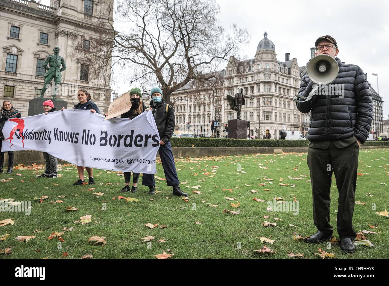 Westminster, Londres, Royaume-Uni.7 décembre 2021.L'ancien leader travailliste Jeremy Corby, député, prononce une allocution sur la place du Parlement.Little Amal, la marionnette géante qui représente une petite fille réfugiée, est de retour aujourd'hui dans le centre de Londres et hors du Parlement pour soutenir une protestation contre le projet de loi sur la nationalité et les frontières, qui pourrait potentiellement créer des obstacles aux réfugiés et autres demandeurs d'asile dans le système d'asile du Royaume-Uni.La marionnette avait été sur un long voyage de migrants de la Syrie au Royaume-Uni avec de nombreuses apparitions cet été et cet automne.Credit: Imagetraceur/Alamy Live News Banque D'Images