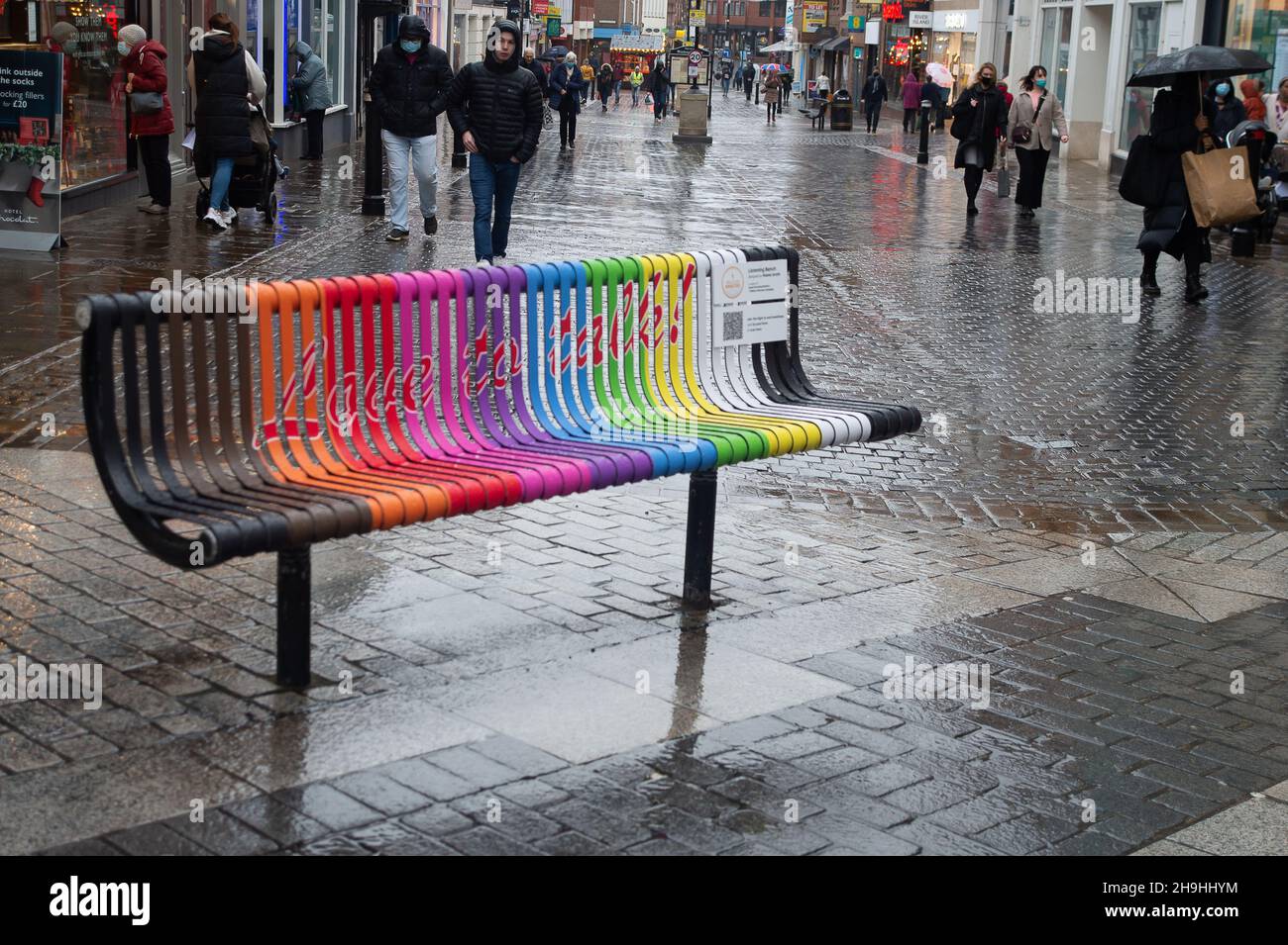 Windsor, Berkshire, Royaume-Uni.7 décembre 2021.Un siège dans la rue Peascod, Windsor, a été peint dans des couleurs vives dans le but d'encourager les gens à s'asseoir dessus et à parler entre eux.Il fait partie de la campagne de 1 million de minutes qui est dirigée par le programme televisio Good Morning Britain dans le but de combattre la solitude.Les couleurs du banc ont été conçues par Maisie Smith, actrice sur BBC SOAP Eastenders.La plupart des bancs de la rue Peascod, à Windsor, ont été retirés pendant la pandémie de Covid-19 afin d'essayer d'arrêter la transmission de Covid-19.Crédit : Maureen McLean/Alay Live Banque D'Images