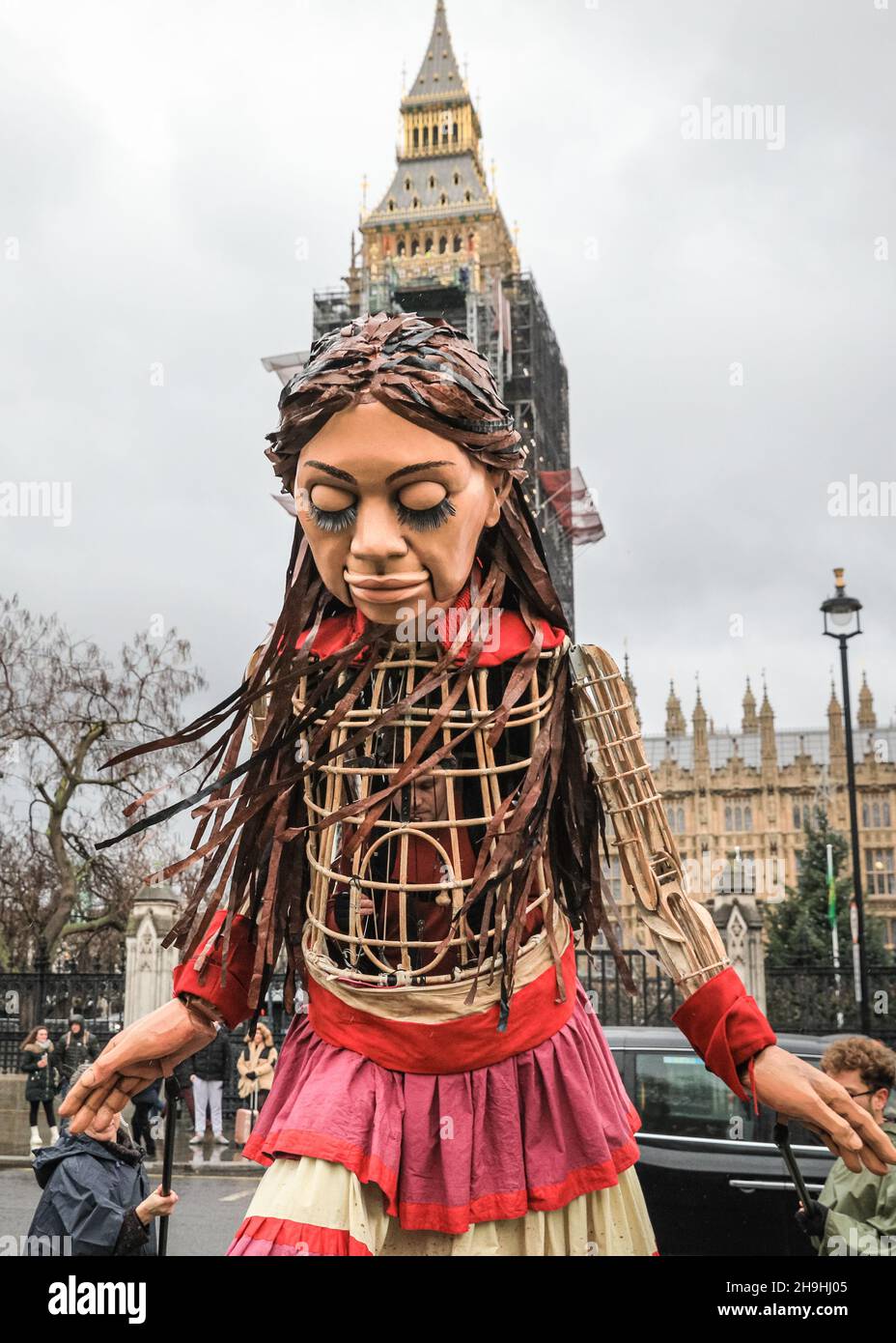 Westminster, Londres, Royaume-Uni.7 décembre 2021.Little Amal, la marionnette géante qui représente une petite fille réfugiée, est de retour aujourd'hui dans le centre de Londres et hors du Parlement pour soutenir une protestation contre le projet de loi sur la nationalité et les frontières, qui pourrait potentiellement créer des obstacles aux réfugiés et autres demandeurs d'asile dans le système d'asile du Royaume-Uni.La marionnette avait été sur un long voyage de migrants de la Syrie au Royaume-Uni avec de nombreuses apparitions cet été et cet automne.Credit: Imagetraceur/Alamy Live News Banque D'Images