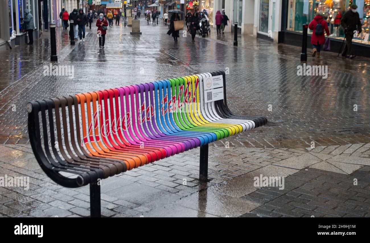 Windsor, Berkshire, Royaume-Uni.7 décembre 2021.Un siège dans la rue Peascod, Windsor, a été peint dans des couleurs vives dans le but d'encourager les gens à s'asseoir dessus et à parler entre eux.Il fait partie de la campagne de 1 million de minutes qui est dirigée par le programme televisio Good Morning Britain dans le but de combattre la solitude.Les couleurs du banc ont été conçues par Maisie Smith, actrice sur BBC SOAP Eastenders.La plupart des bancs de la rue Peascod, à Windsor, ont été retirés pendant la pandémie de Covid-19 afin d'essayer d'arrêter la transmission de Covid-19.Crédit : Maureen McLean/Alay Live Banque D'Images