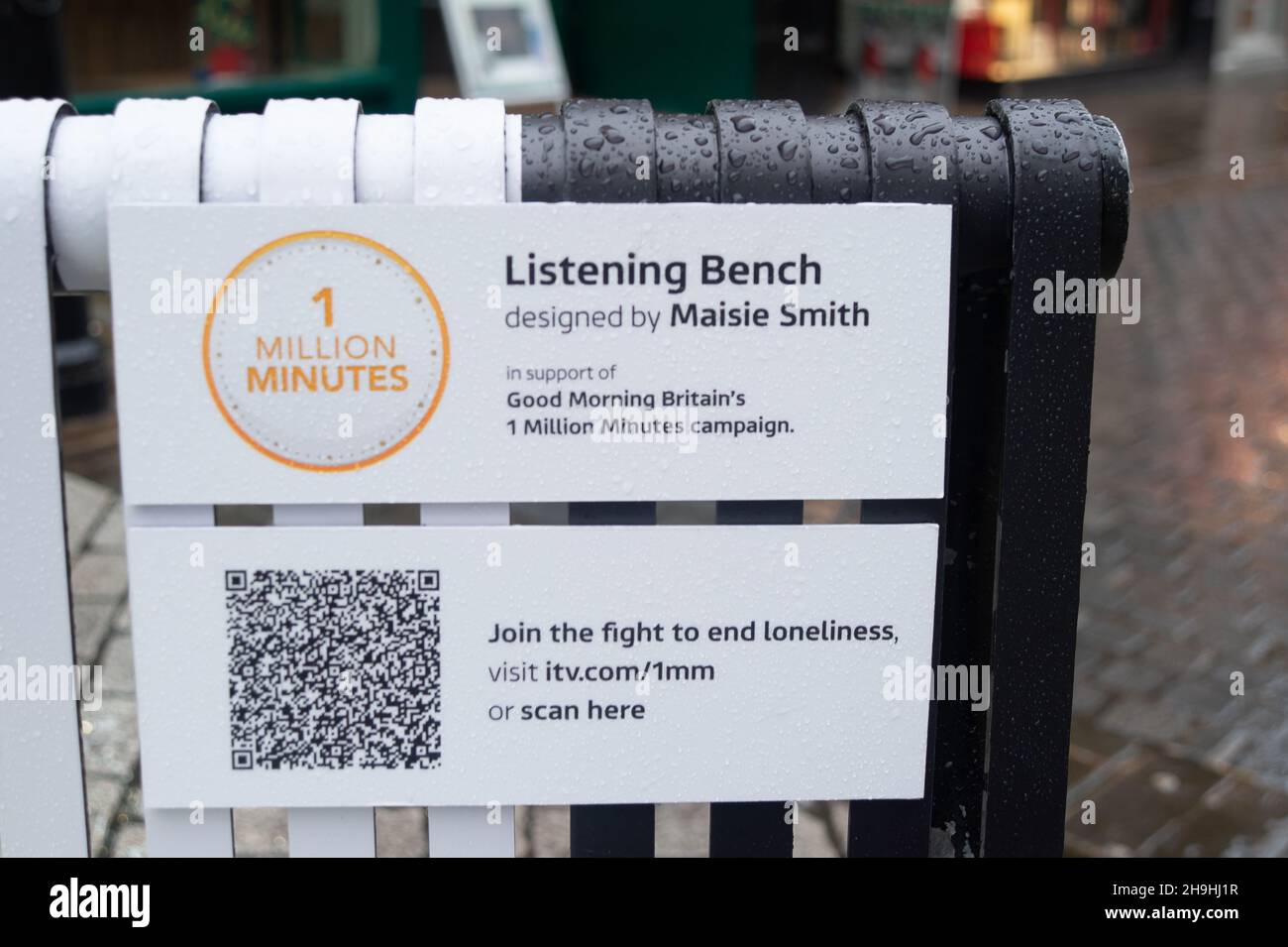 Windsor, Berkshire, Royaume-Uni.7 décembre 2021.Un siège dans la rue Peascod, Windsor, a été peint dans des couleurs vives dans le but d'encourager les gens à s'asseoir dessus et à parler entre eux.Il fait partie de la campagne de 1 million de minutes qui est dirigée par le programme televisio Good Morning Britain dans le but de combattre la solitude.Les couleurs du banc ont été conçues par Maisie Smith, actrice sur BBC SOAP Eastenders.La plupart des bancs de la rue Peascod, à Windsor, ont été retirés pendant la pandémie de Covid-19 afin d'essayer d'arrêter la transmission de Covid-19.Crédit : Maureen McLean/Alay Live Banque D'Images
