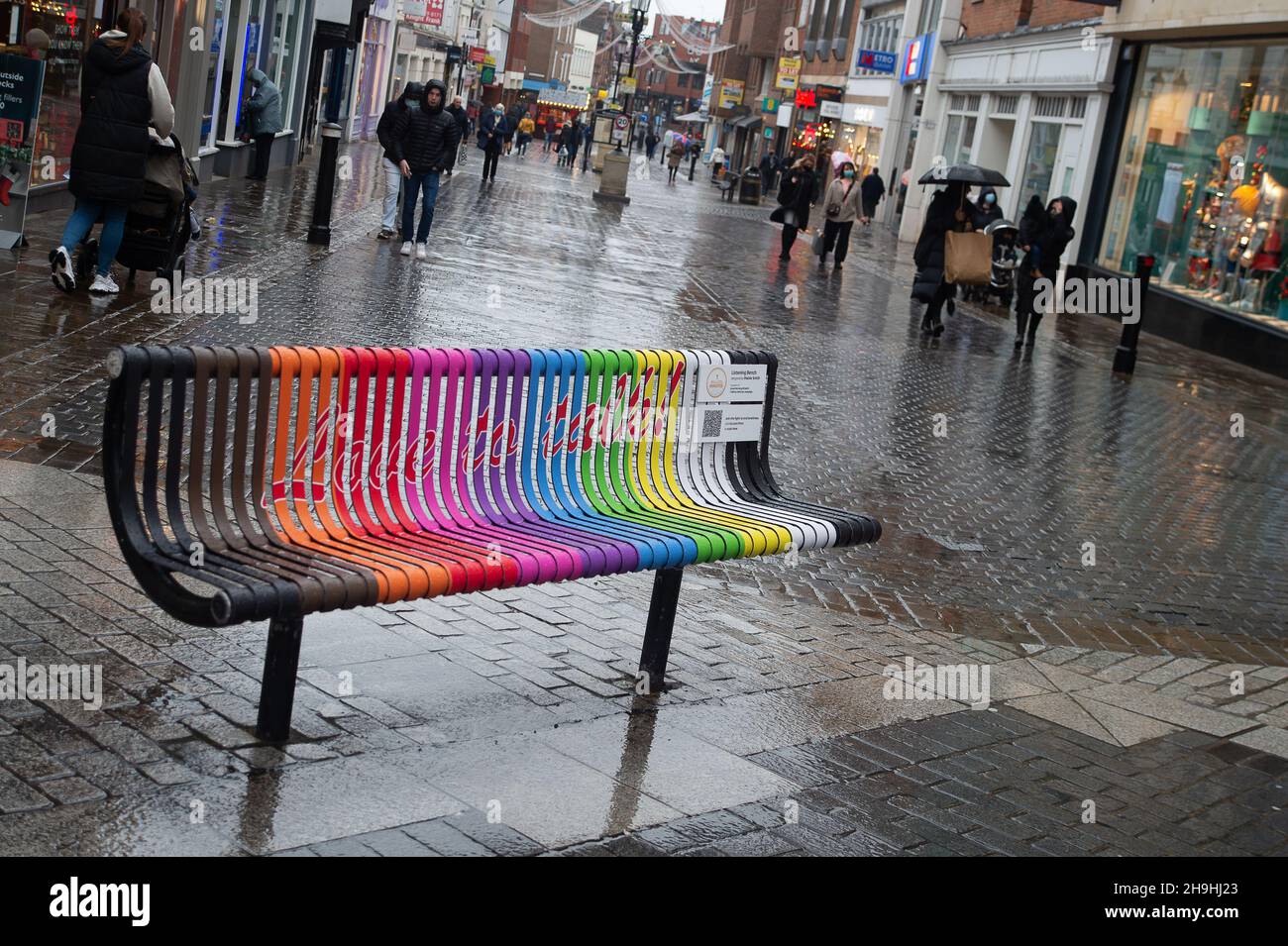 Windsor, Berkshire, Royaume-Uni.7 décembre 2021.Un siège dans la rue Peascod, Windsor, a été peint dans des couleurs vives dans le but d'encourager les gens à s'asseoir dessus et à parler entre eux.Il fait partie de la campagne de 1 million de minutes qui est dirigée par le programme televisio Good Morning Britain dans le but de combattre la solitude.Les couleurs du banc ont été conçues par Maisie Smith, actrice sur BBC SOAP Eastenders.La plupart des bancs de la rue Peascod, à Windsor, ont été retirés pendant la pandémie de Covid-19 afin d'essayer d'arrêter la transmission de Covid-19.Crédit : Maureen McLean/Alay Live Banque D'Images