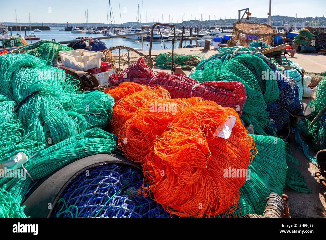 TORQUAY, DEVON, Royaume-Uni - JUILLET 28 : filets de pêche colorés sur le quai de Torquay Devon le 28 juillet 2012 Banque D'Images