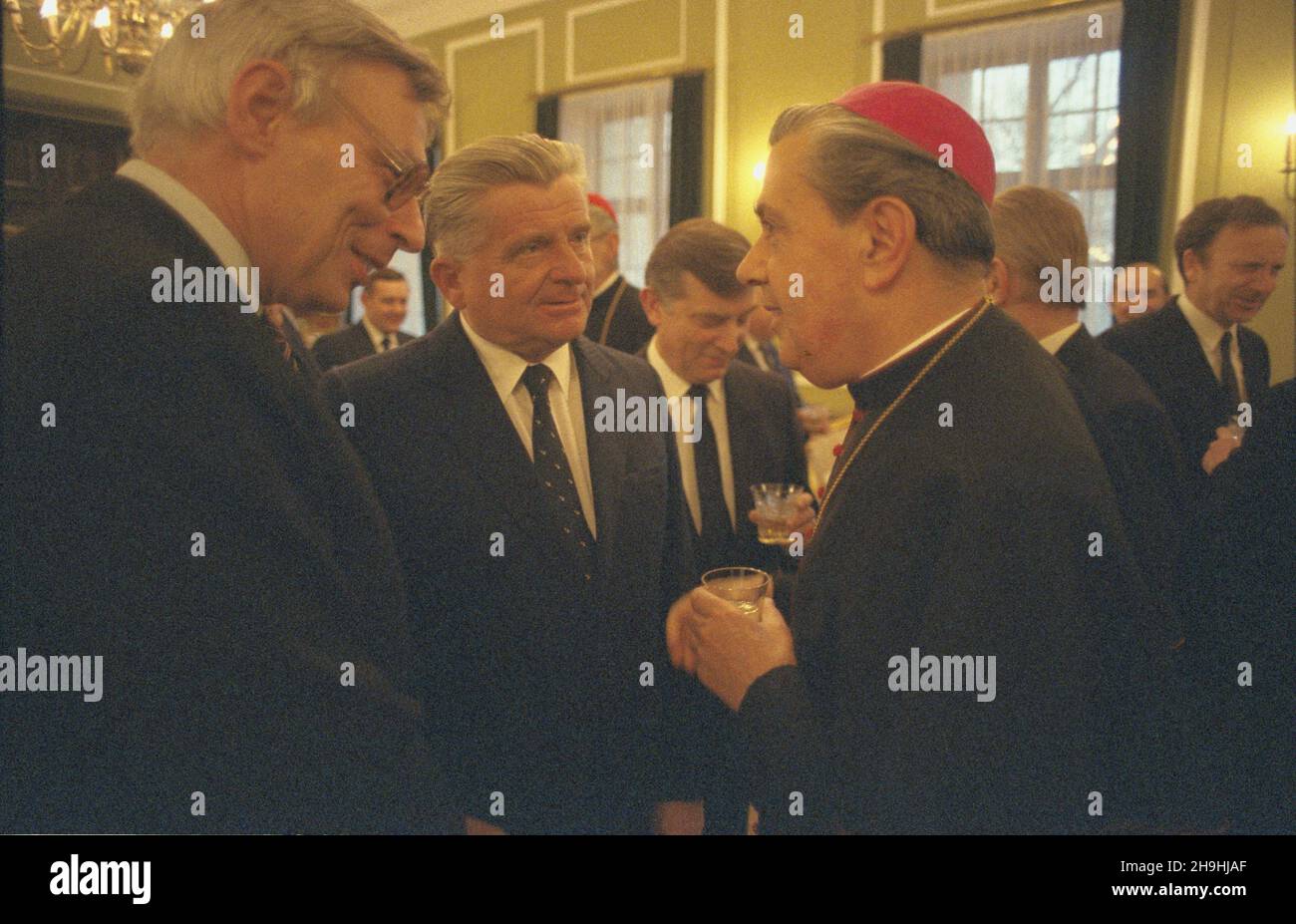 Varsovie 21.04.1987.Wizyta sekretarza Rady SpRAW Publicznych Koœcio³a Achille Silvestriniego W Polsce (21-27.04.1987).NZ. m.in.: cz³onek Biura Politycznego KC PZPR i zastêpca przewodnicz¹cego Rady Pañstwa Kazimierz Barcikowski (2L), ministre spraw zagranicznych Marian Orzechowski (3L), arcybiskup Achille Silvestrini, W pa³acyku Ministerstwa zagranicznych brut Zagranzy Spagprych.Ka PAP/Wojciech KryñskiVarsovie, le 21 avril 1987.La secrétaire aux Affaires publiques du Vatican, Achille Silvestrini, se rend en Pologne (du 21 au 27 avril).Photo : membre du Bureau politique du Comité central de la Pologne Banque D'Images