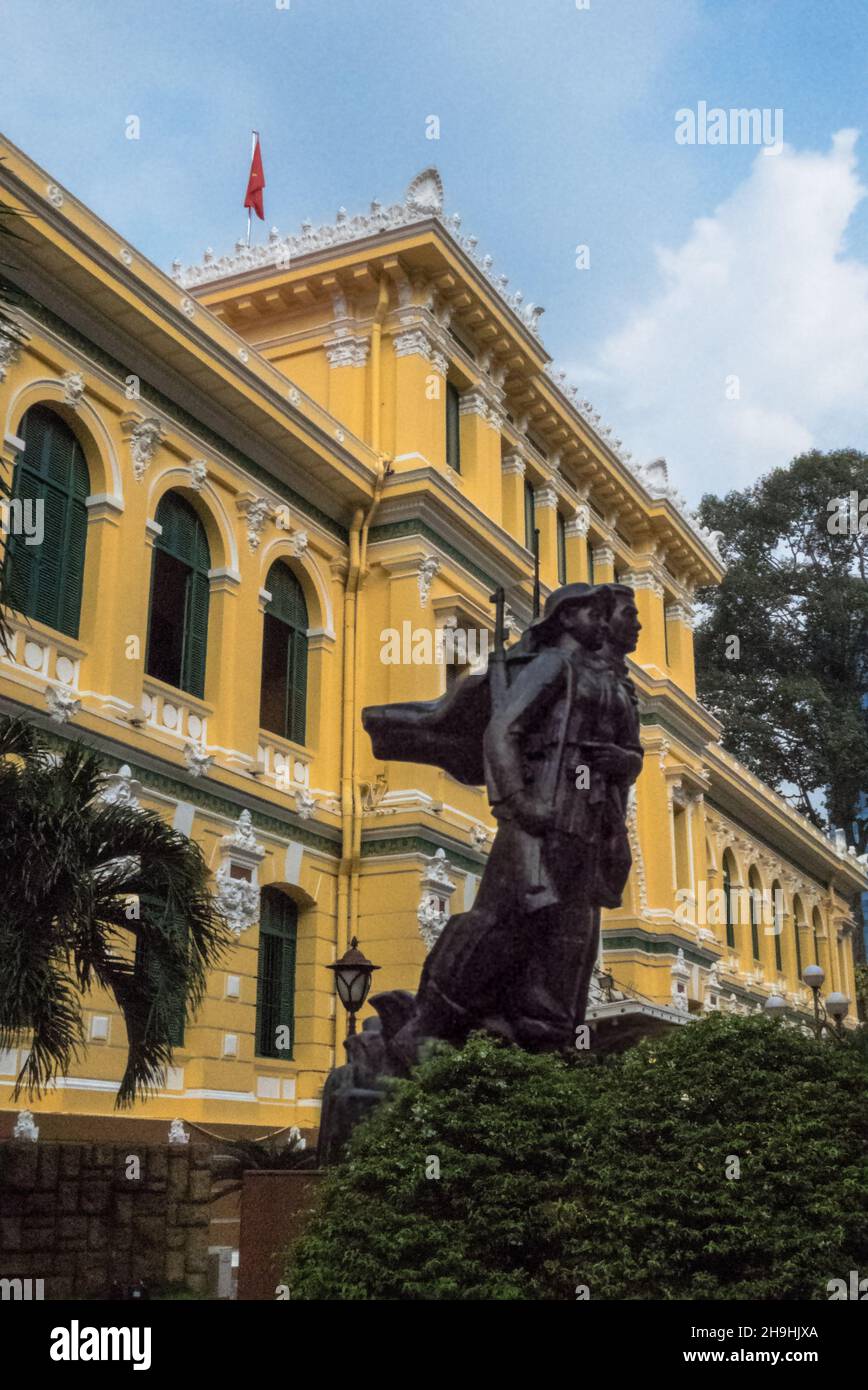Communistes héroïques de la statue, la Poste centrale (Bưu điện Trung), Ho Chi Minh Ville, Viet Nam Banque D'Images