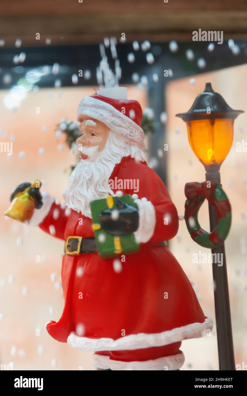 Le Père Noël avec des cadeaux à la main Banque D'Images