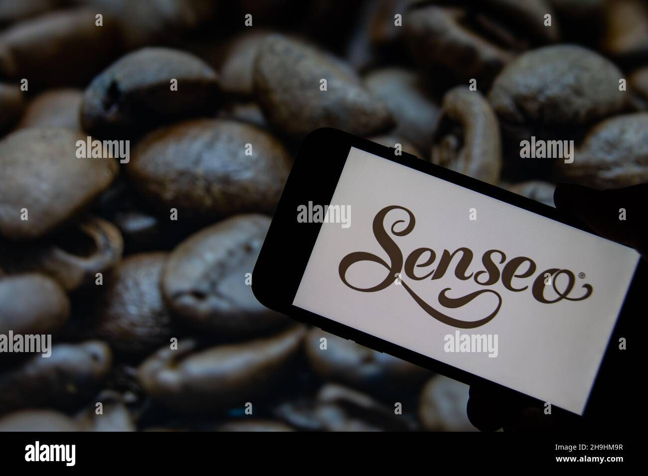 Rheinbach, Allemagne 1 octobre 2021, le logo de la marque 'senseo' sur  l'écran d'un smartphone devant une photo avec des grains de café rôtis  Photo Stock - Alamy
