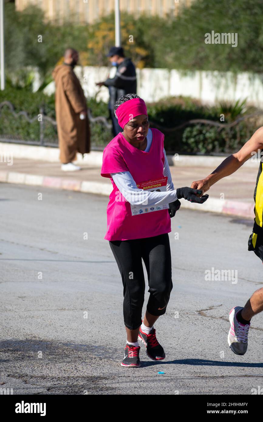 El Madher, Batna, Algérie - 12-04-2021: Femme musulmane noire qui s'exécute dans l'édition 11th du Marathon International de Madghacen Banque D'Images