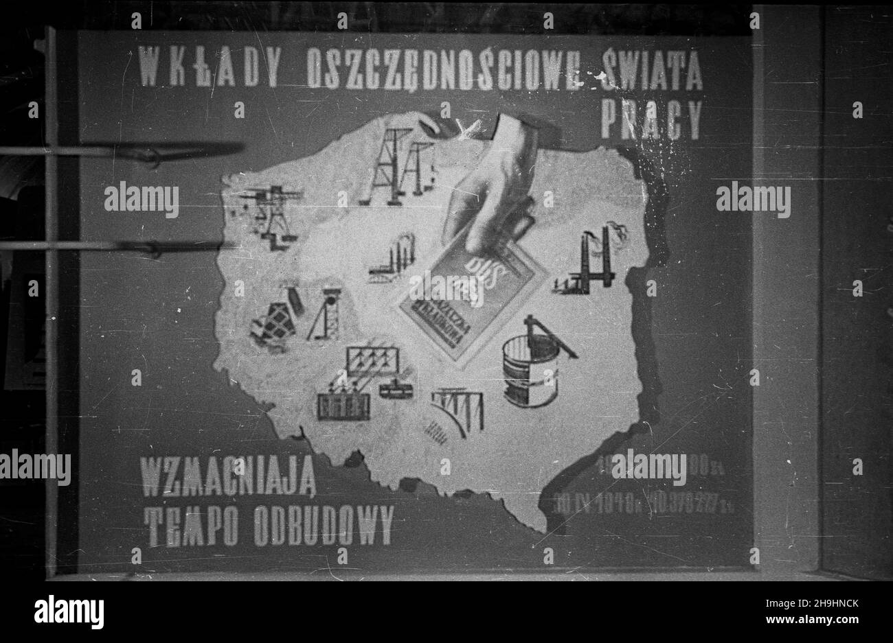 Wroc³aw, 1948-08.Wystawa Ziem Odzyskanych trwa³a od 21 lipca do 31 paŸdziernika 1948 roku i by³a cyklem propagandowych wystaw i imprez prezentuj¹cych osi¹gniêcia Polski W odbudowie ziem uzyskanych przez RP po II wojnie œwiatowej.Rolnicktu na Ziemiach Odzyskanych poœwiêcono kilka pawilonów W tym Pawilon Rolnictwo i Wy¿ywienie (Hala Konwiarza, sektor A wystawy).NZ. plakat propagandowy Banku Gospodarstwa Spó³dzielczego na wystawie rolniczej W Hali Konwiarza. mta PAP Dok³adny dzieñ wydarzenia nieustalony.Wroclaw, août 1948.L'exposition des territoires regagnés (juillet 21 - octobre 3 Banque D'Images