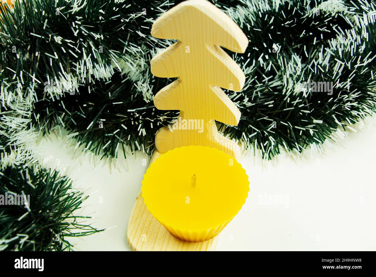 Cadeaux de Noël faits maison, sapin de Noël et bougie en cire naturelle avec décorations. Banque D'Images