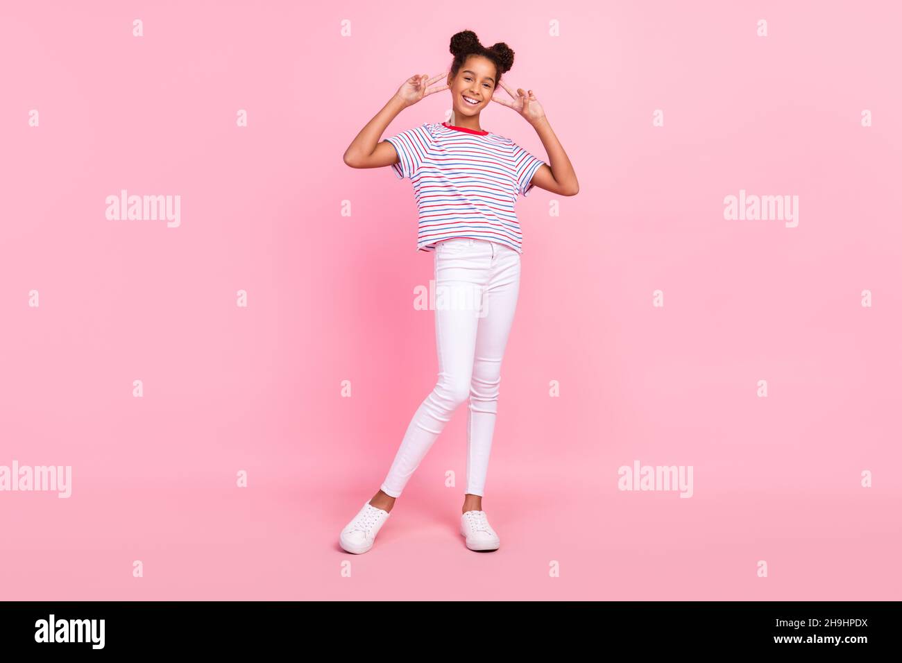 Photo du corps complet de brunette pain cheveux afro-américain élégant fille tendance faire V-signes bonne humeur isolé sur fond rose couleur Banque D'Images