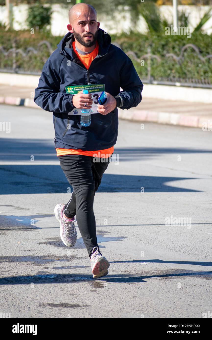 El Madher, Batna, Algérie - 12-04-2021: Coureurs en compétition pour gagner le Marathon International Medghacen après avoir traversé 22 km de la ville de Batna à El Madher ci Banque D'Images