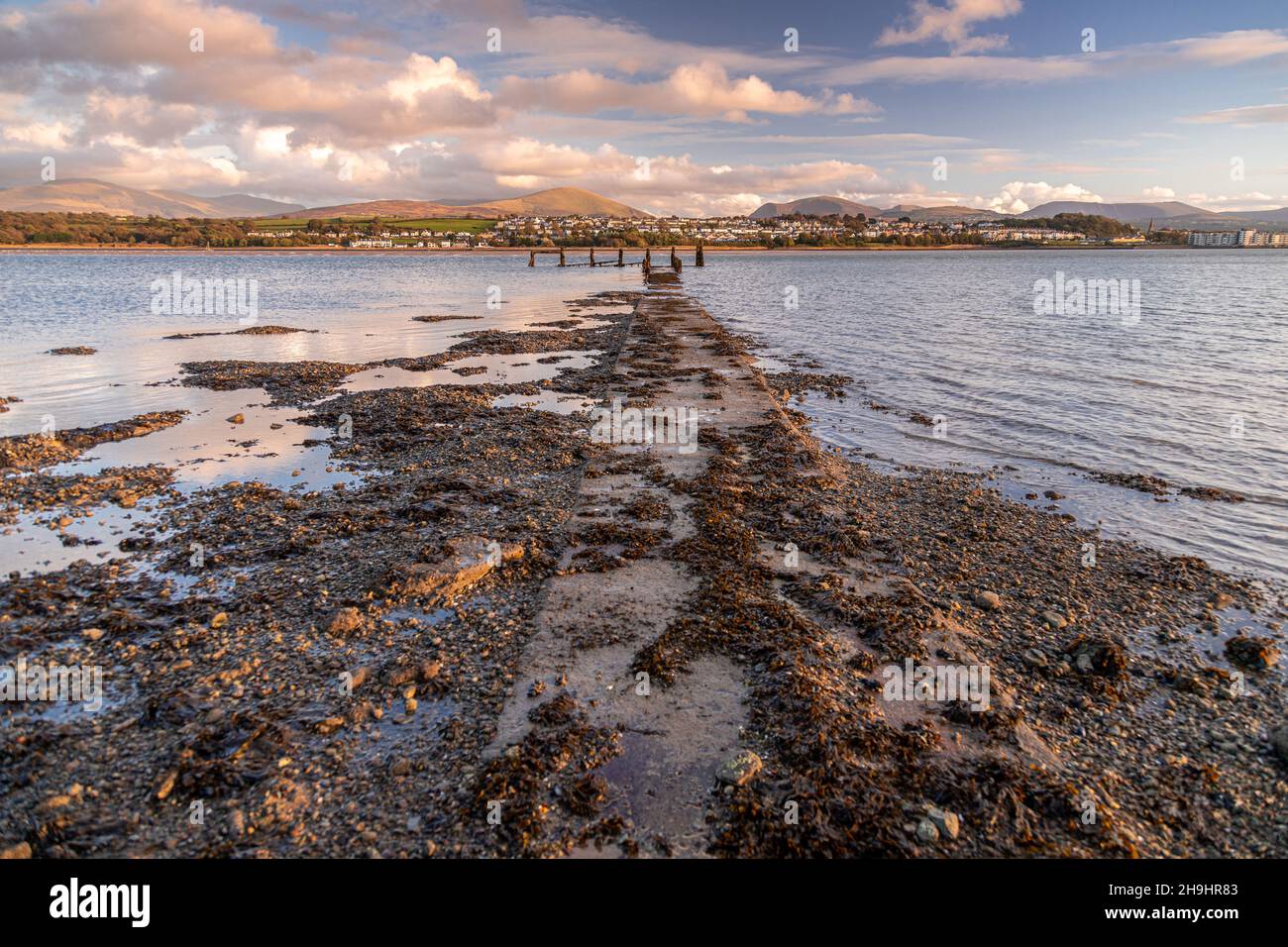 Marée basse sur le détroit de Menai, Anglesey, au nord du pays de Galles Banque D'Images
