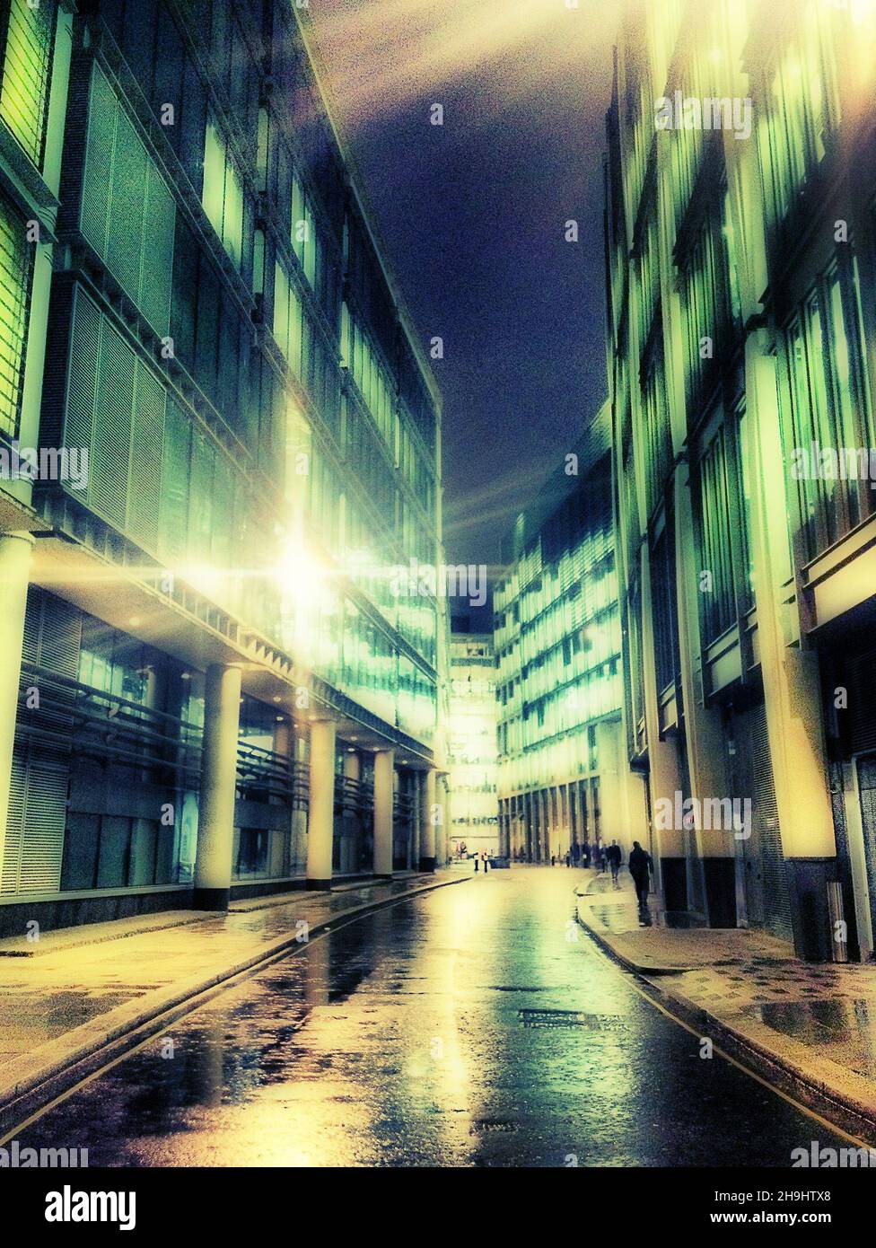 Une vue générale de Milk Street dans la ville de Londres, une image prise à l'aide d'une application appelée Pro HDR et traitée à l'aide du filtre Orton dans une application appelée Dynamic Light (faisant partie d'une série d'images expérimentales prises et traitées sur l'iPhone) Banque D'Images