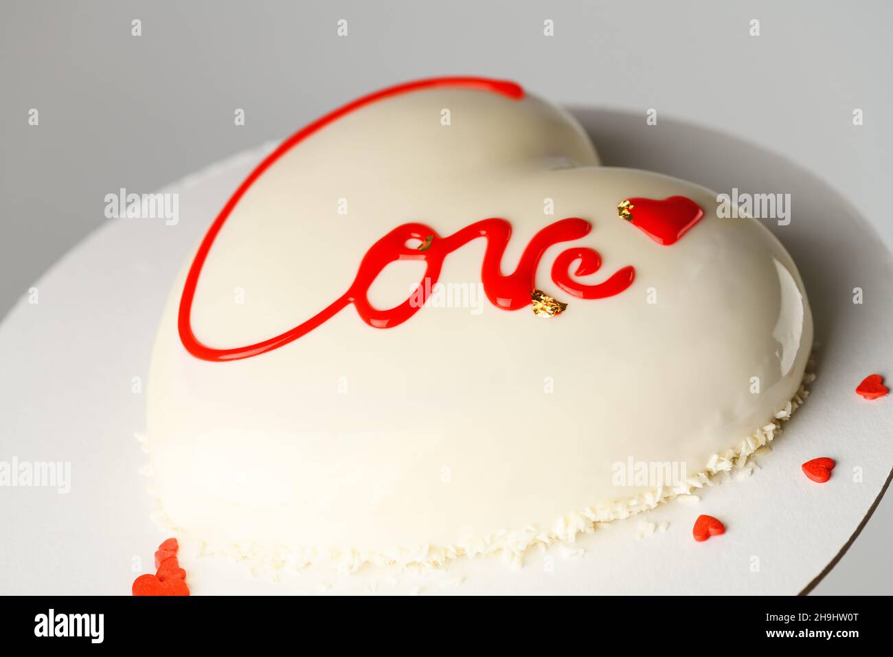 Gâteau en forme de coeur avec inscription Love sur fond gris gros plan pour la Saint-Valentin et le 14 février Banque D'Images