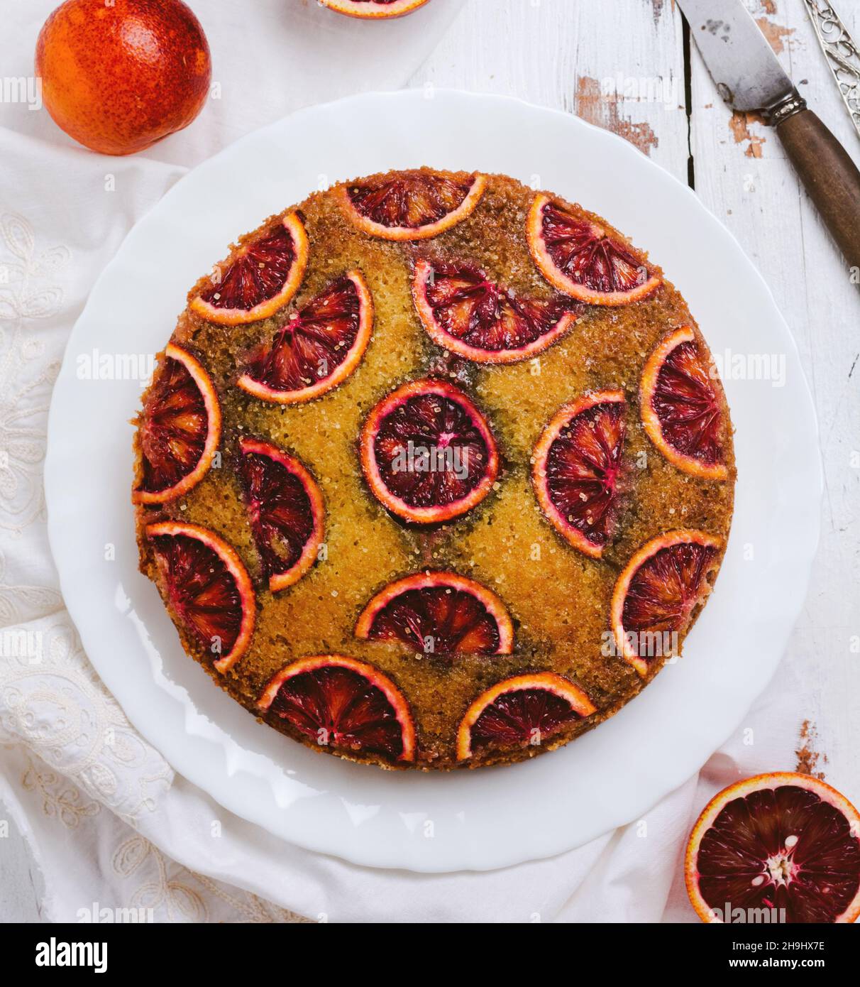 Gâteau d'orange de sang à l'envers sur fond de bois clair ancien. Stile rustique. Mise au point sélective Banque D'Images