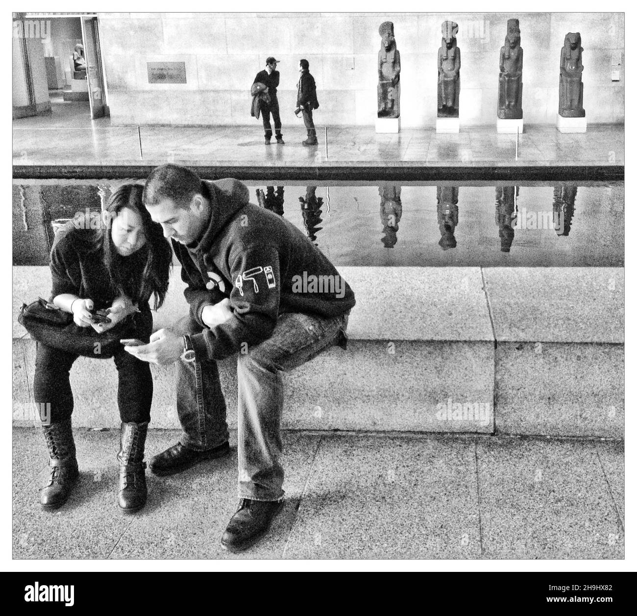 Touristes dans le Metropolitan Musuem à New York (une image prise et traitée dans l'application Flickr dans le cadre d'une série d'images expérimentales prises et traitées sur l'iPhone) Banque D'Images