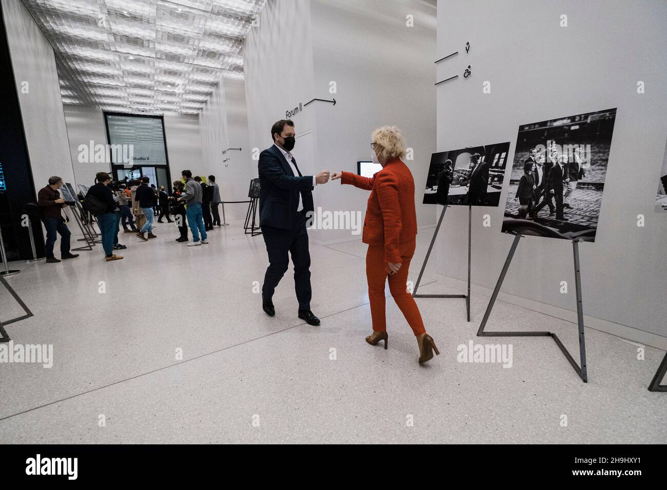 Le gouvernement allemand signe un accord de coalition à Berlin.Les trois partenaires avaient choisi un lieu symbolique pour la signature de leur accord de coalition, le Futurium de Berlin, un centre d'expositions sur la formation de l'avenir.(Photo de Ralph Pache/PRESSCOV/Sipa USA) Banque D'Images