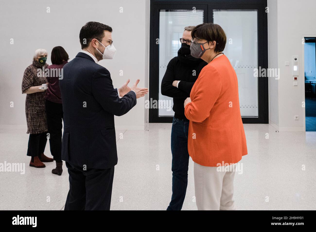 Le gouvernement allemand signe un accord de coalition à Berlin.Les trois partenaires avaient choisi un lieu symbolique pour la signature de leur accord de coalition, le Futurium de Berlin, un centre d'expositions sur la formation de l'avenir.(Photo de Ralph Pache/PRESSCOV/Sipa USA) Banque D'Images