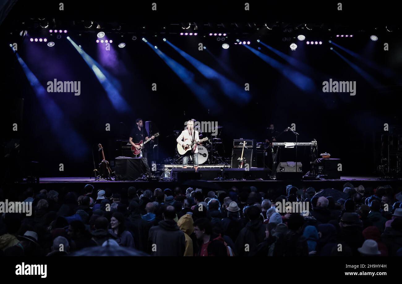 John Cale se présentant en direct sur scène dans le cadre du festival Greenman 2013 à Glanusk, au sud du pays de Galles Banque D'Images