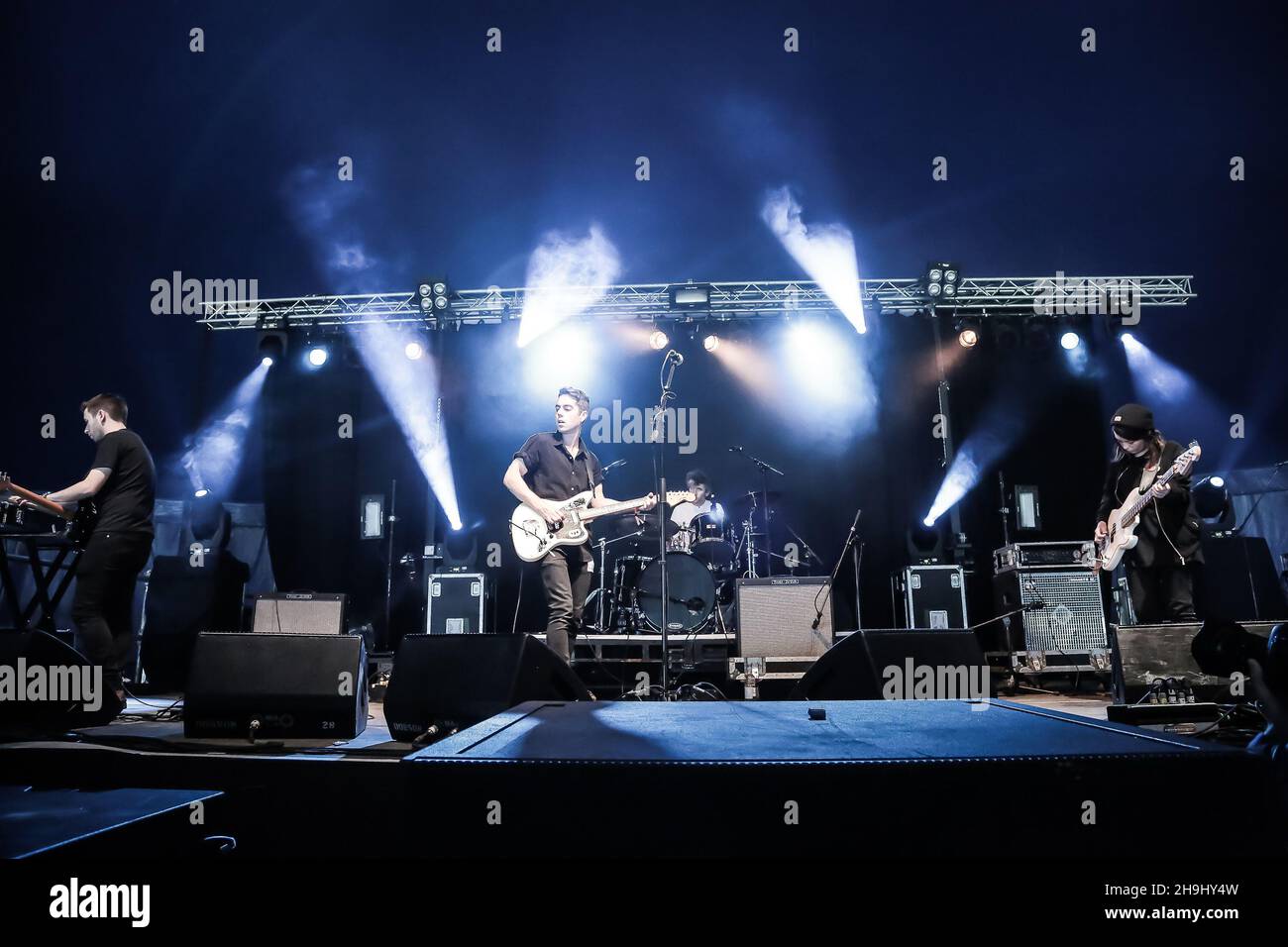 Quatre morceaux de surf-rock de Belfast Girls s'exécutant en direct sur scène dans le cadre du festival Greenman 2013 à Glanusk, au sud du pays de Galles Banque D'Images