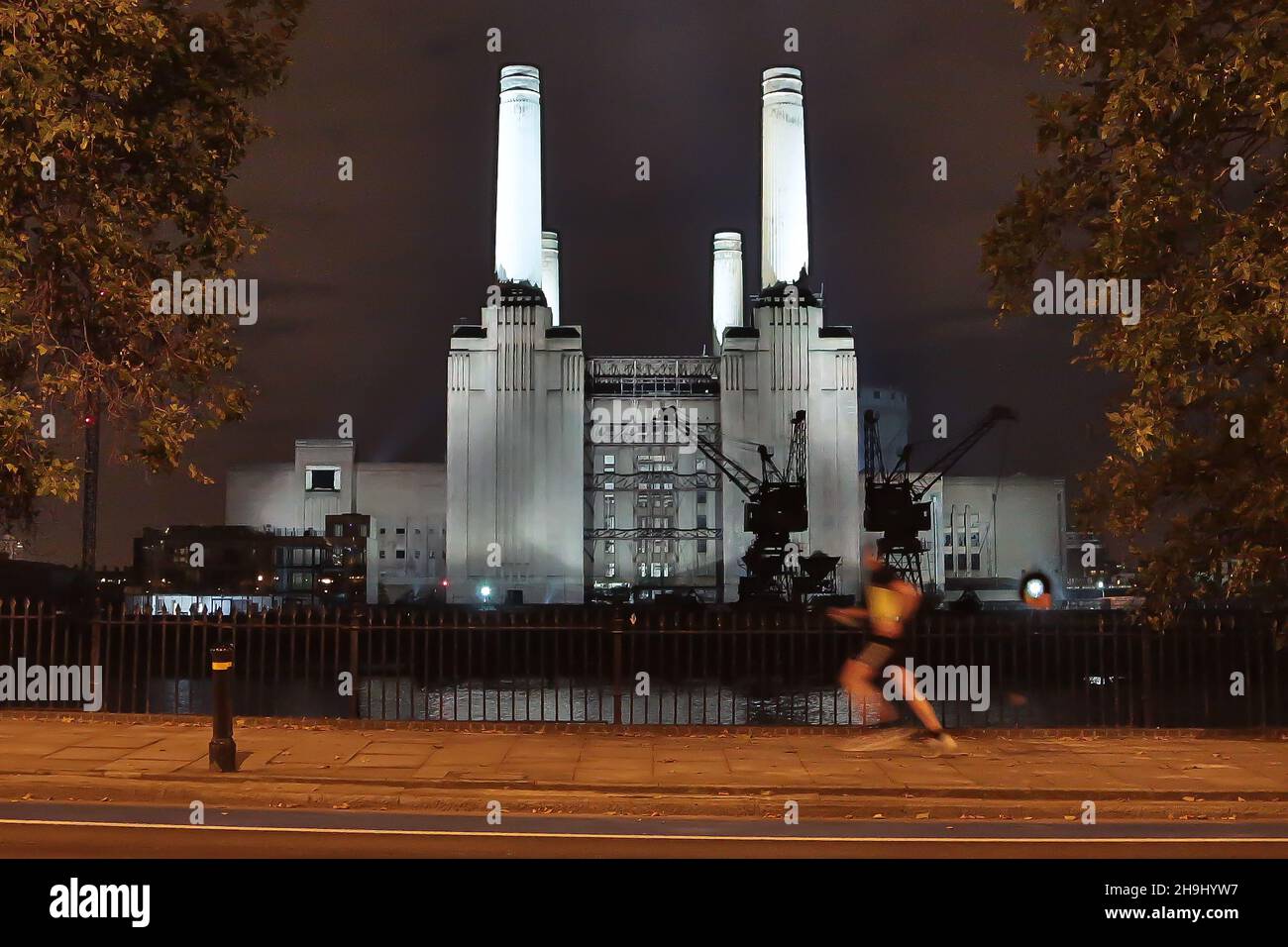 Vue générale de la centrale électrique Battersea illuminée la nuit, à Londres.(Images prises à l'aide de la fonction HDR sur un Canon 5D iii) Banque D'Images