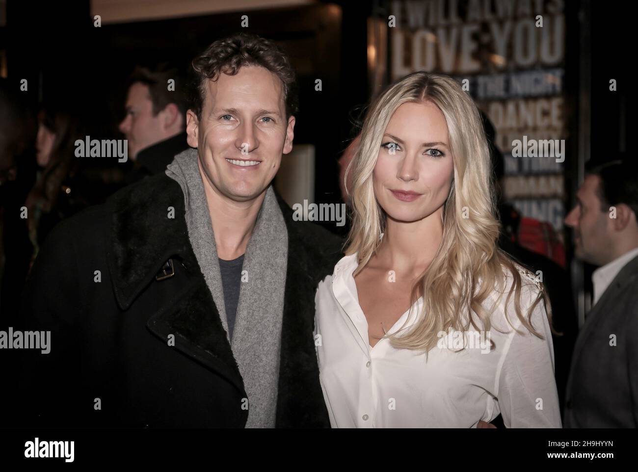 Brendan Cole avec sa femme Zoe Hobbs arrivant au Théâtre Adelphi de Londres pour la comédie musicale The Bodyguard Banque D'Images