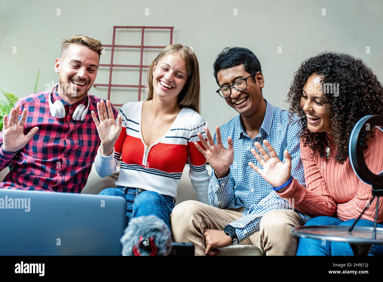 concept de style de vie moderne avec une personne intelligente du millénaire qui s'amuse à enregistrer des flux en direct sur les réseaux sociaux, des jeunes amis heureux partageant du contenu Banque D'Images