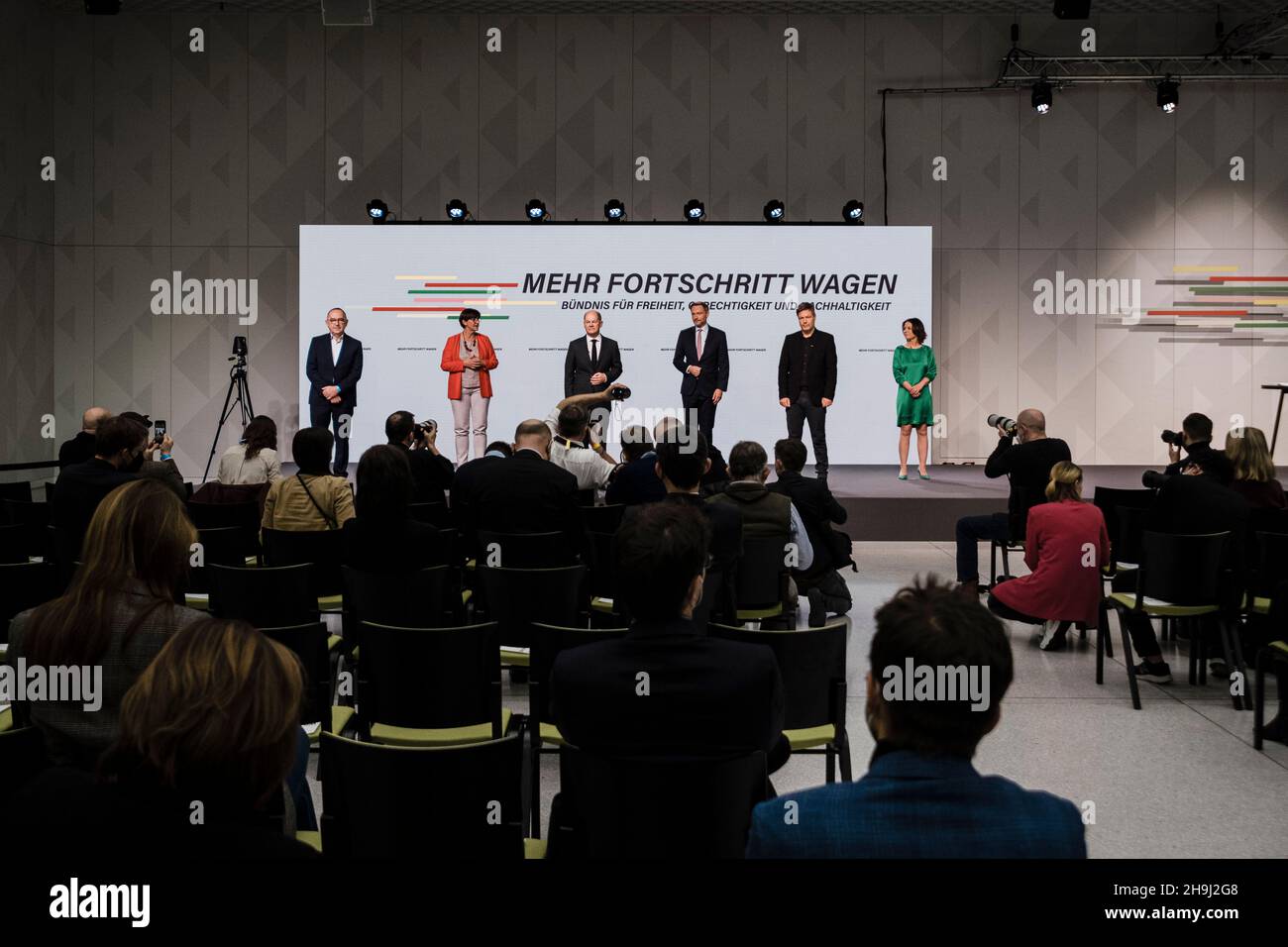 Berlin, Allemagne.07ème décembre 2021.Le SPD, le FDP et les Verts signent un contrat de coalition en Allemagne.(Photo de Ralph Pache/PRESSCOV/Sipa USA) crédit: SIPA USA/Alay Live News Banque D'Images