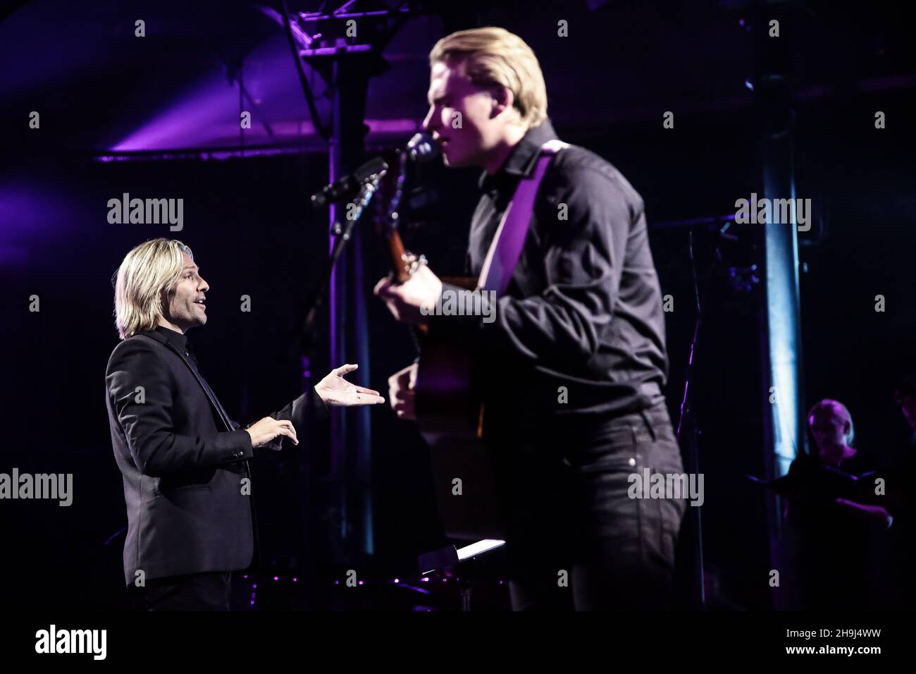 Eric Whitacre avec le guitariste Morris Beck en direct sur scène avec les chanteurs Eric Whitacre dans le cadre du festival iTunes 2014 à Londres. Banque D'Images