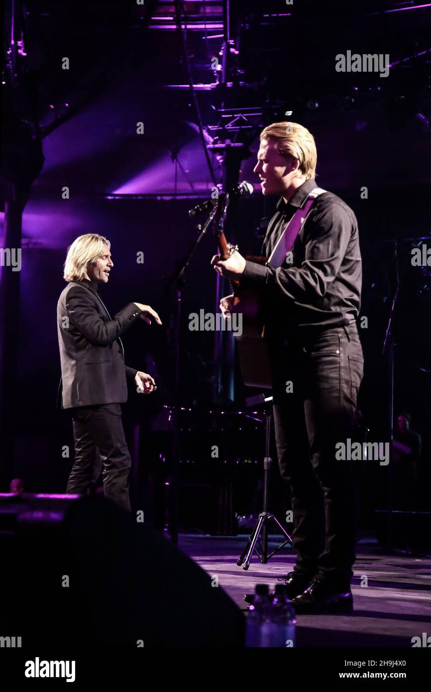 Eric Whitacre avec le guitariste Morris Beck en direct sur scène avec les chanteurs Eric Whitacre dans le cadre du festival iTunes 2014 à Londres. Banque D'Images