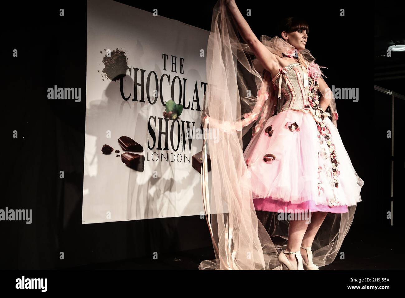 Le défilé de mode composé de vêtements présentant ou à thème autour du chocolat au Chocolate Show de l'Olympia West à Londres Banque D'Images