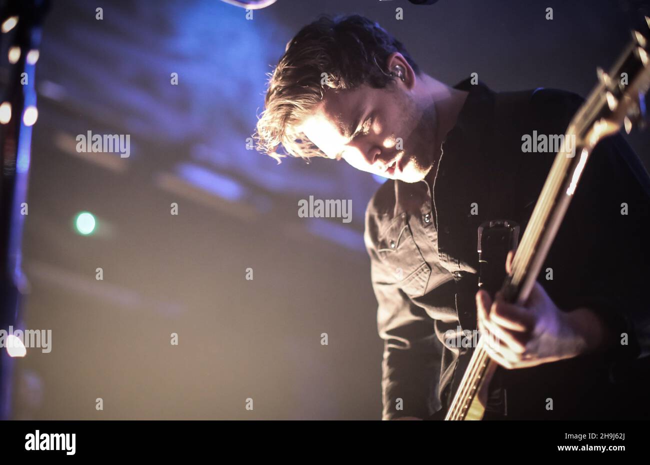 Mike Kerr de Royal Blood vit sur scène à Koko à Londres. Banque D'Images