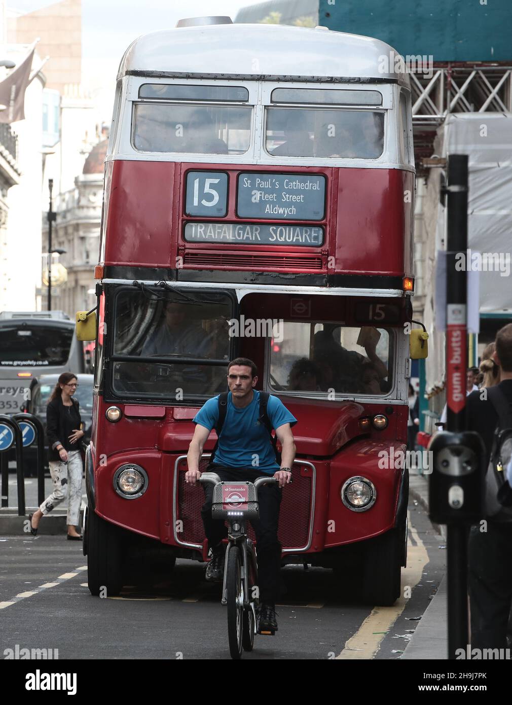 Un cycliste sur un vélo Boris avec un vieux bus Routemaster lors de la grève de métro à Londres le 6 2015 août.Les bus ont été spécialement commandés pour faire face à une demande supplémentaire le jour de la grève. Banque D'Images