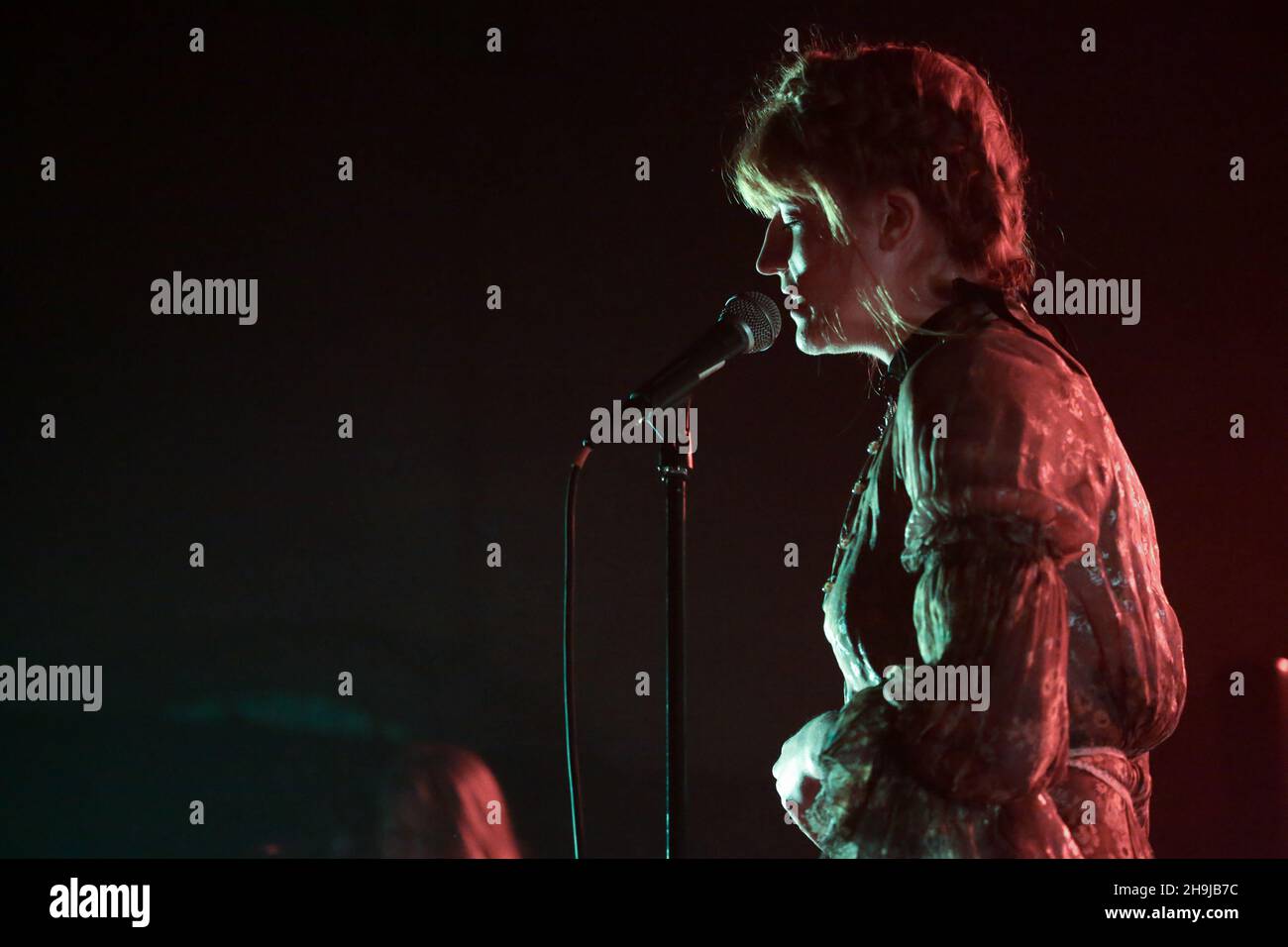 Florence Welch de Florence et la machine se présentant en direct sur scène au concert War Child Benefit à l'église St John de Hackney à Londres dans le cadre de la semaine des brits 2016 Banque D'Images