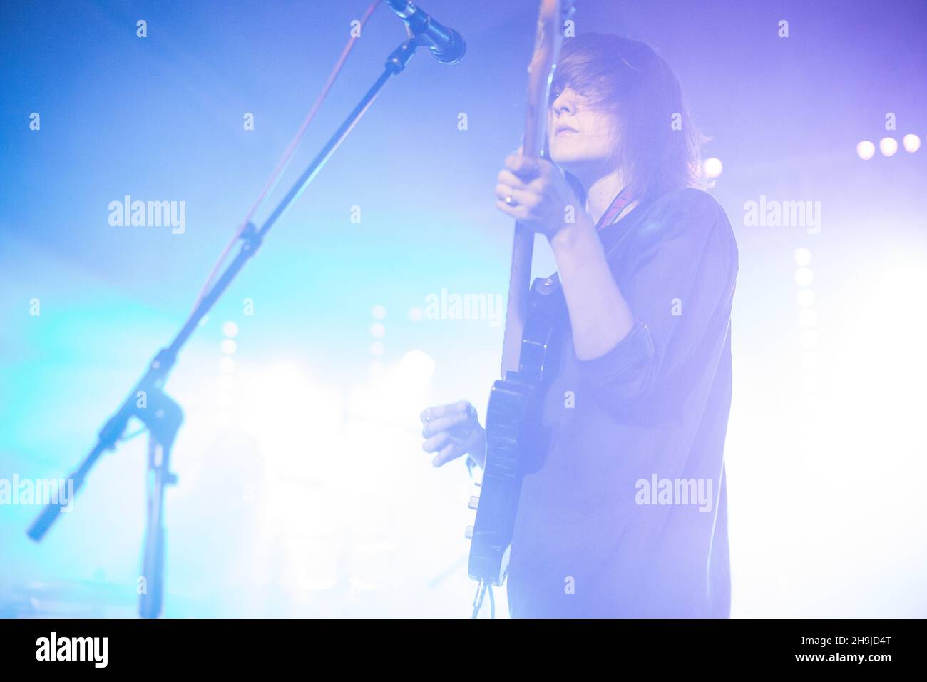 Cate le bon et son groupe se sont mis en scène sur scène à l'Oval Space de Londres pour promouvoir son nouvel album Crab Day Banque D'Images