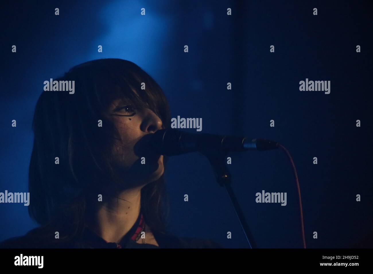 Cate le bon et son groupe se sont mis en scène sur scène à l'Oval Space de Londres pour promouvoir son nouvel album Crab Day Banque D'Images