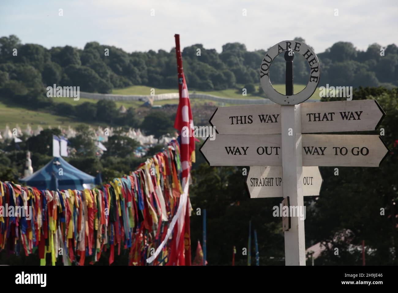 Un panneau dans la zone Kidz Stage à Glastonbury 2016 avec une vue sur les yaerts et la barrière du festival en arrière-plan.D'une série de photos prises le jour (mercredi) Glastonbury 2016 ouvert au public. Banque D'Images