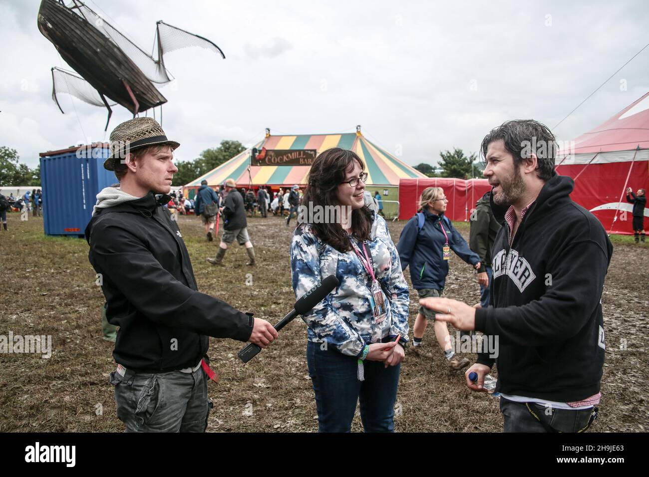 Ed Harcourt étant interviewé par Helen O'Hara du magazine Empire avant son concert sur la scène acoustique au Glastonbury Festival 2016 Banque D'Images