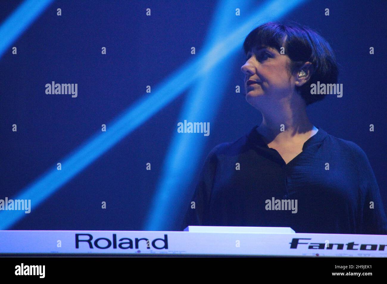 Gillian Gilbert de nouvel ordre en tête le dernier jour sur la scène Obélisque au festival Latitude 2016 à Southwold, Suffolk Banque D'Images