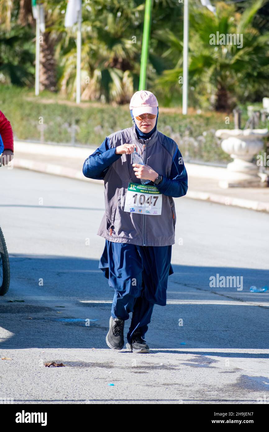 El Madher, Batna, Algérie - 12-04-2021: Femme musulmane participant à l'édition 11th du Marathon International de Madghacen Banque D'Images