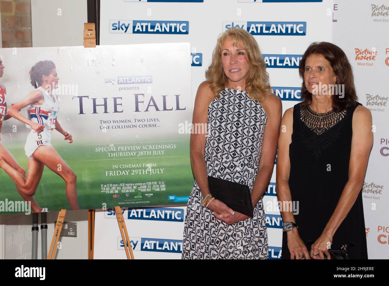 Mary Decker (à gauche) et Zola Budd posent pour des photos à la première mondiale du film The Fall projeté à Picturehouse Central près de Piccadilly à Londres Banque D'Images