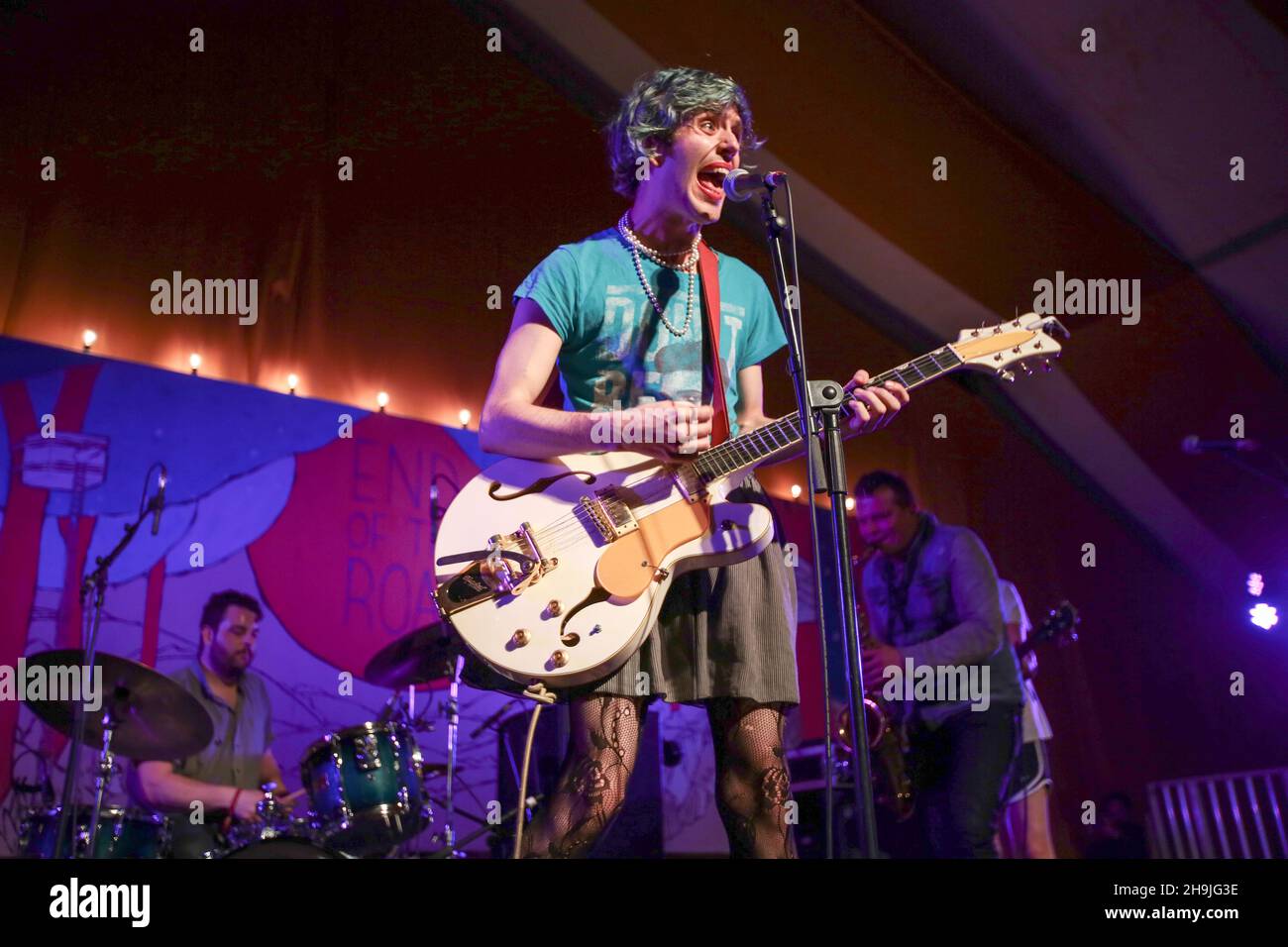 Ezra Furman et les boyamis qui font un concert secret sur la tente Tipi le 1er jour (jeudi) de la fin 2016 du festival de la route dans les jardins de l'arbre de Larmer à Dorset.Date de la photo : jeudi 1er septembre 2016.Le crédit photo devrait se lire: Richard Gray/ EMPICS Entertainment. Banque D'Images