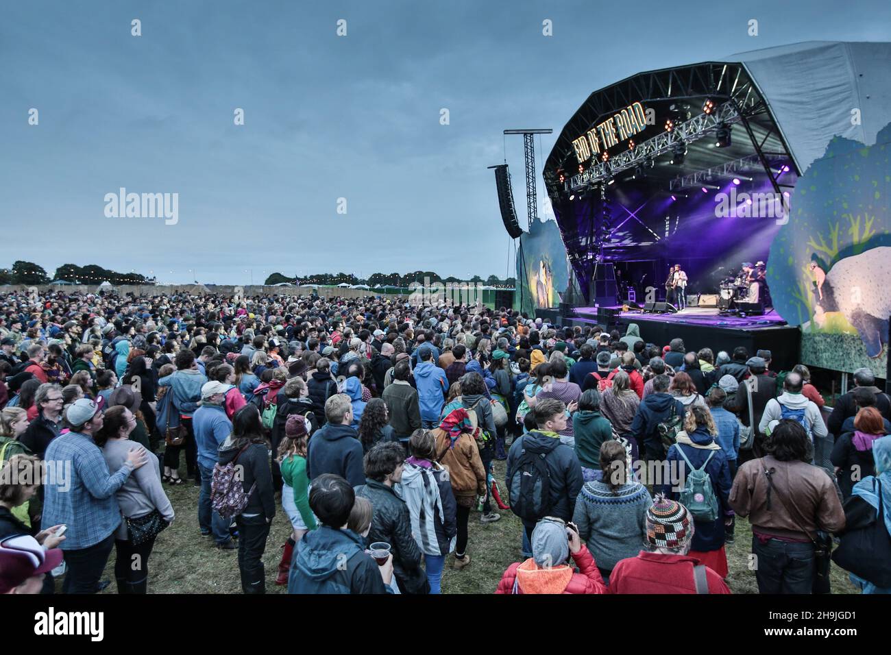 Vue sur la scène Woods au crépuscule le jour 4 du festival End of the Road Festival de 2016 à Larmer Tree Gardens à Dorset.Date de la photo: Dimanche 4 septembre 2016.Le crédit photo devrait se lire: Richard Gray/ EMPICS Entertainment. Banque D'Images