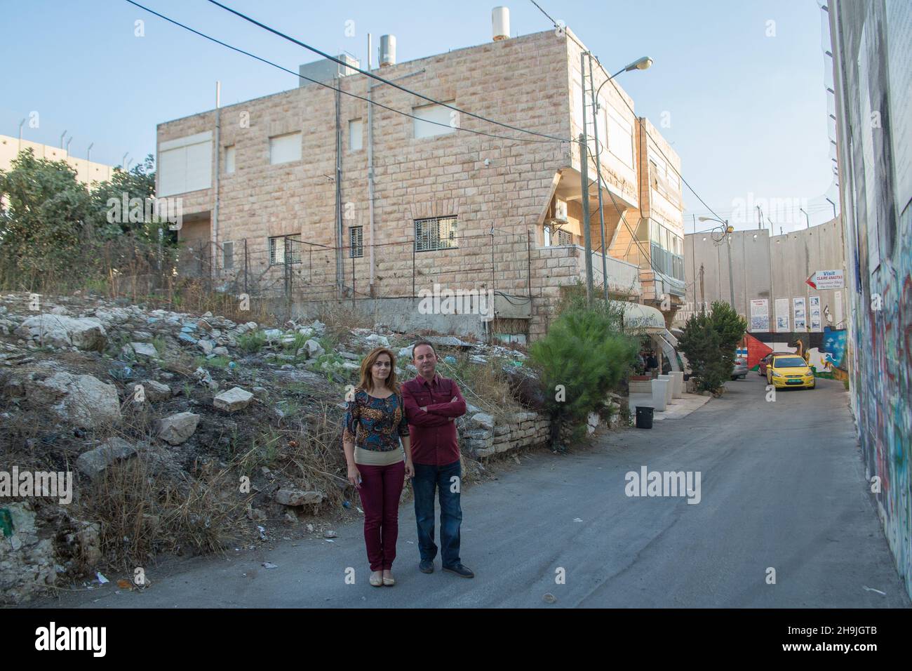 Portrait de Claire Anastas et de son mari.La boutique de cadeaux de Claire's à Bethléem est entourée de trois côtés par le mur de séparation, l'empêchant de faire des affaires avec les touristes à la tombe de Rachel, qui est de l'autre côté du mur.D'une série de photos commandées par l'ONG britannique Medical Aid for Palestiniens (MAP).Le crédit photo devrait se lire comme suit : Richard Gray/Empics Entertainment Banque D'Images