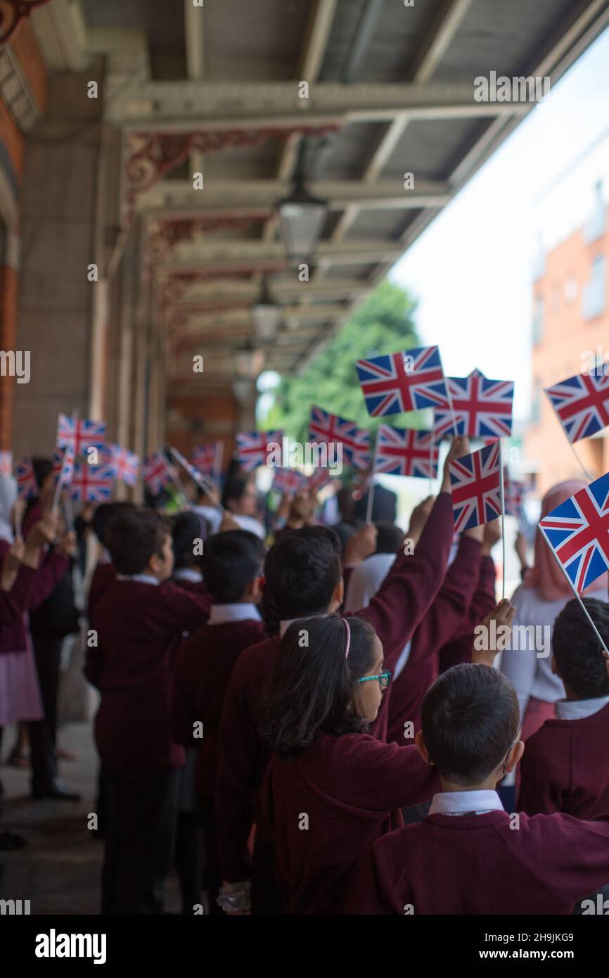 Les enfants de l'école primaire islamique d'Iqra attendent d'accueillir sa Majesté la Reine, accompagnée du duc d'Édimbourg,Arrivée à la gare de Slough pour marquer le 175e anniversaire du premier voyage en train effectué par un monarque britannique en prenant un train Great Western Railway jusqu'à la gare de Paddington à Londres.Date de la photo : mardi 13 juin 2017.Le crédit photo devrait se lire: Richard Gray/EMPICS Entertainment Banque D'Images