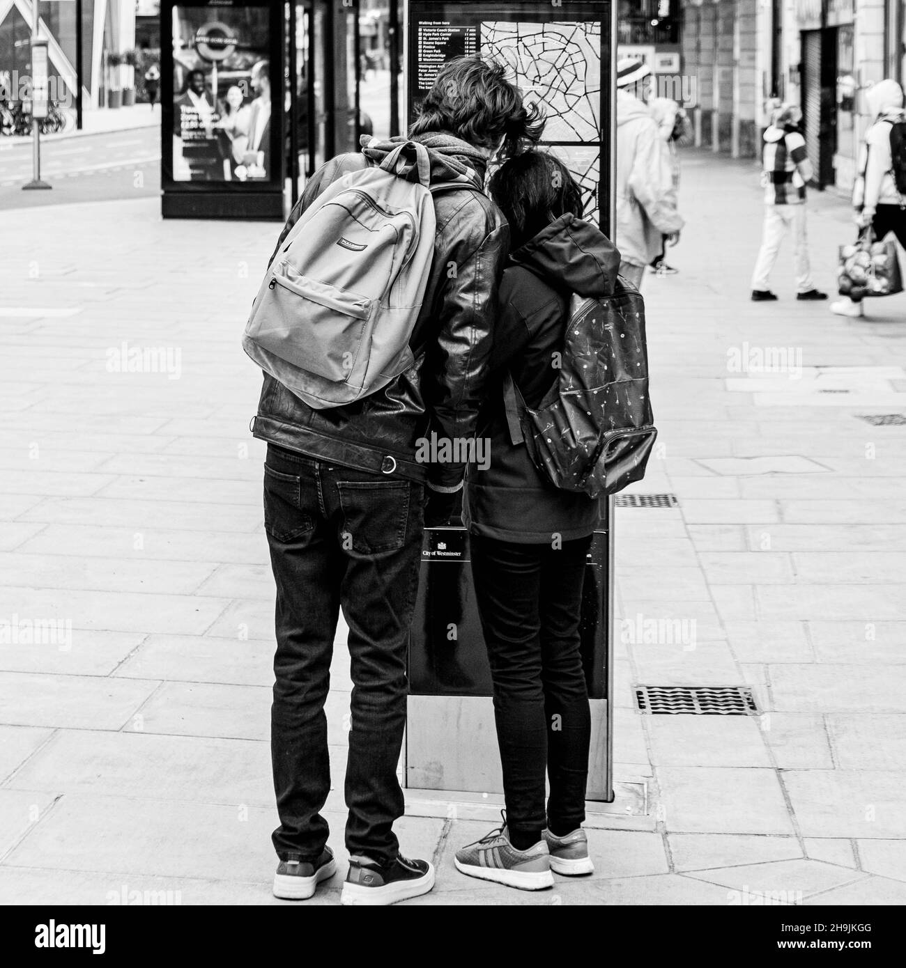 Centre de Londres Royaume-Uni novembre 21 2021, Jeune couple lisant Une carte dans Victoria Street Londres Banque D'Images